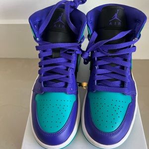 NIKE Womens Air Jordan 1 Mid in Emerald/ Concord Black Size 8 Brand New